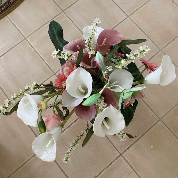 Elegant Floral Assortment - Picture 2 of 9